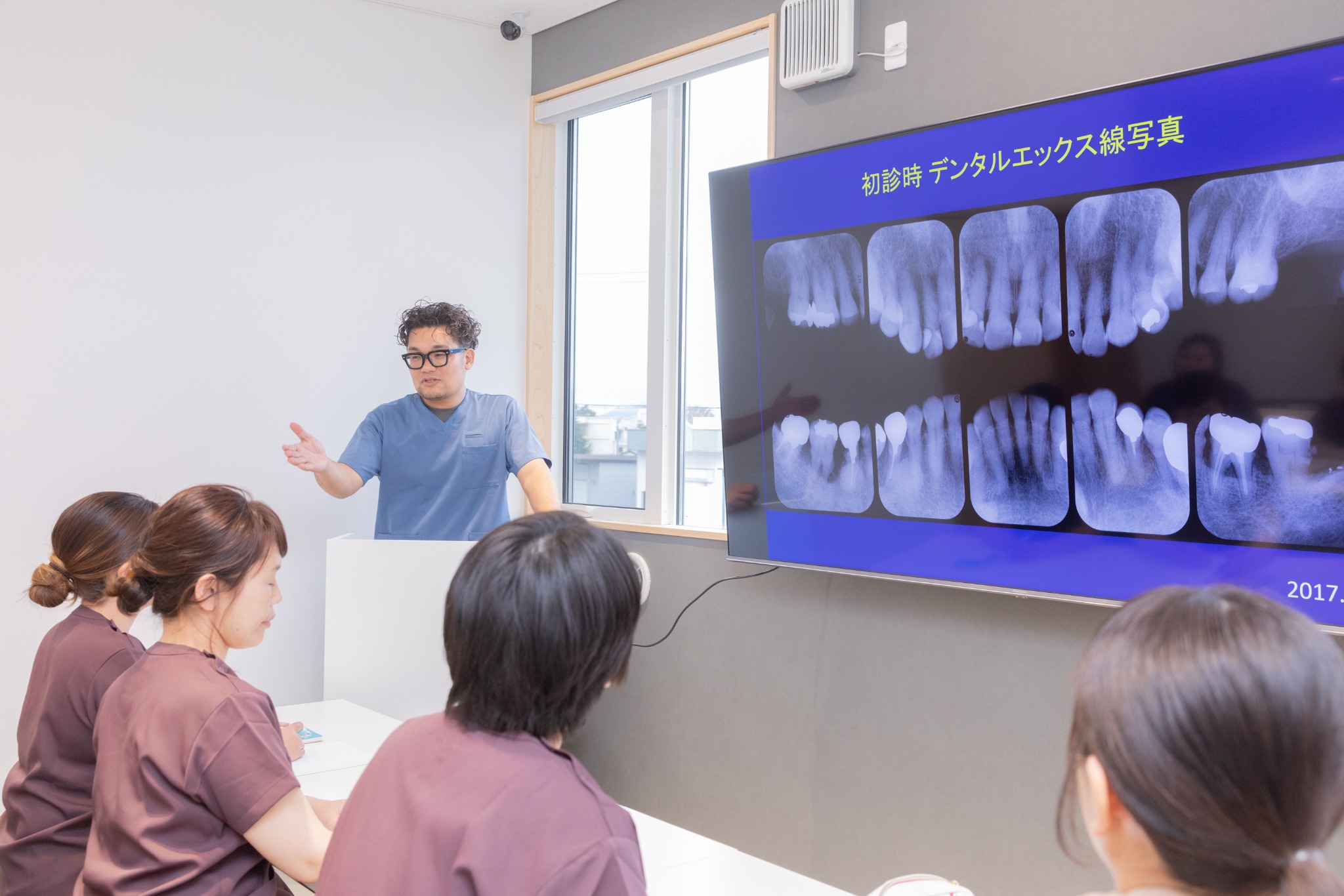 レントゲンを見ながら院長とスタッフが学ぶ院内勉強会