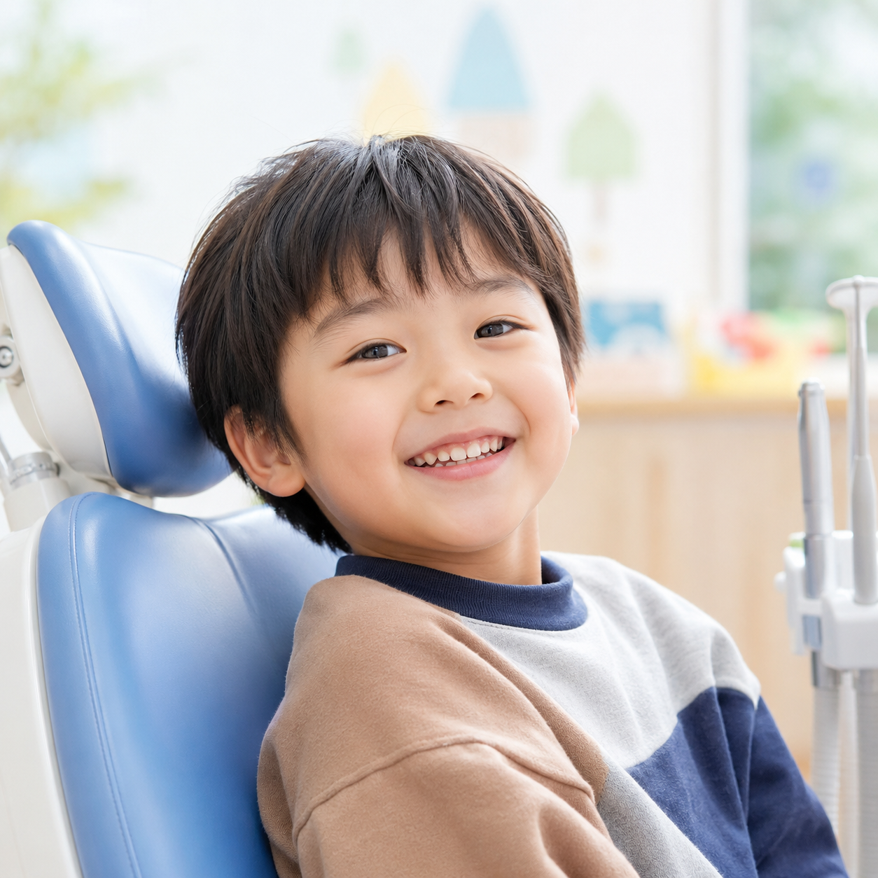 笑顔の子どもと歯科チェア