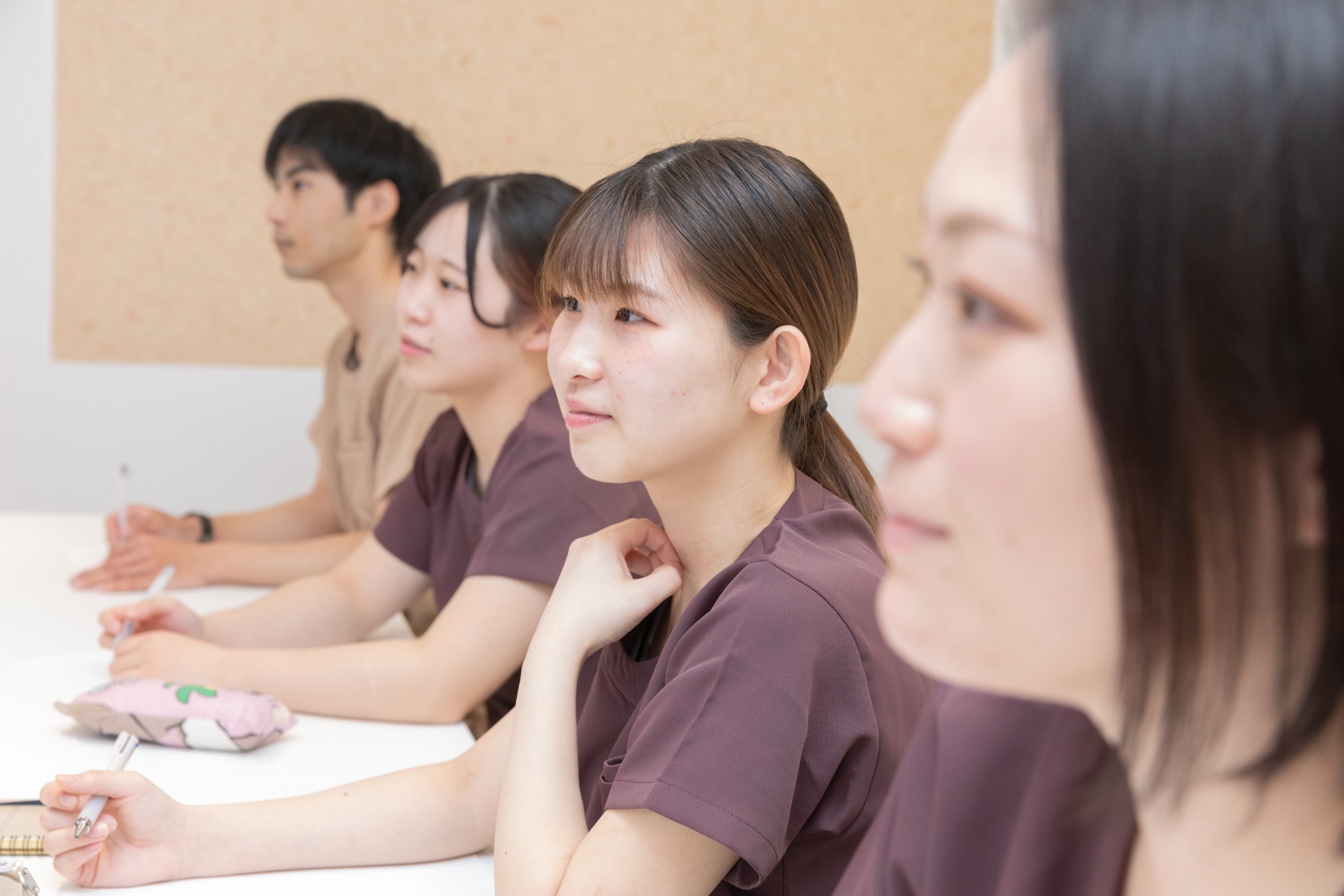 院内ミーティングで話を聞くスタッフの様子