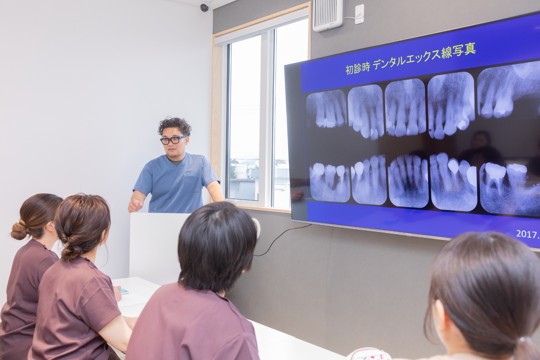 症例や資料を見ながら学び合う院内カンファレンス