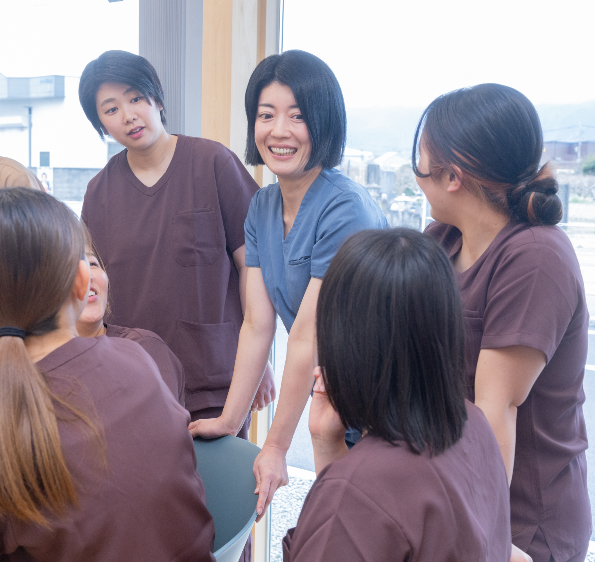 スタッフ同士で相談しながらチームで患者さんを考える様子